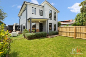 Townhouse Close to Town Sleeps 6